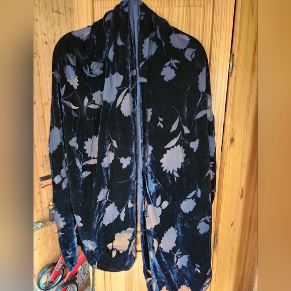 Womens scarf - Picture 1 of 8